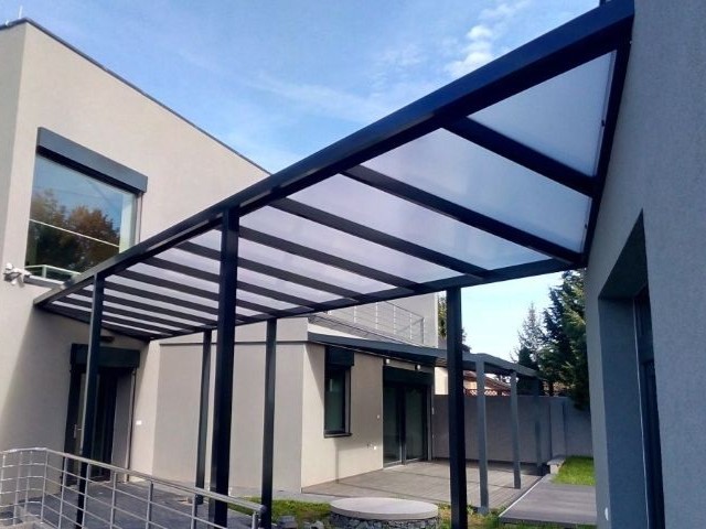 Jak pergola chrání terasu a nábytek během zimy