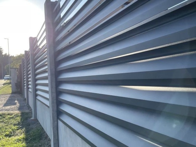 Kombinace hliníkové pergoly a plotu