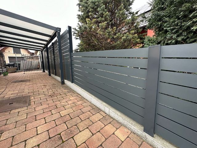 Jak vyřešit soukromí na pozemku bez masivní zdi