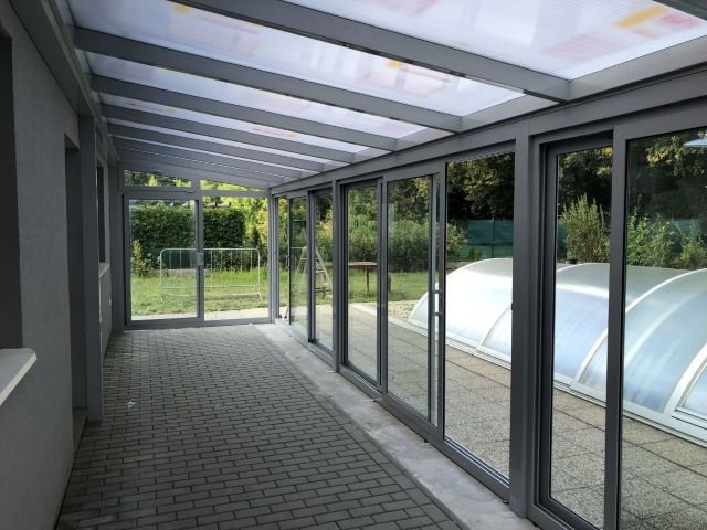 Jak bezpečně instalovat vánoční světla na hliníkovou pergolu