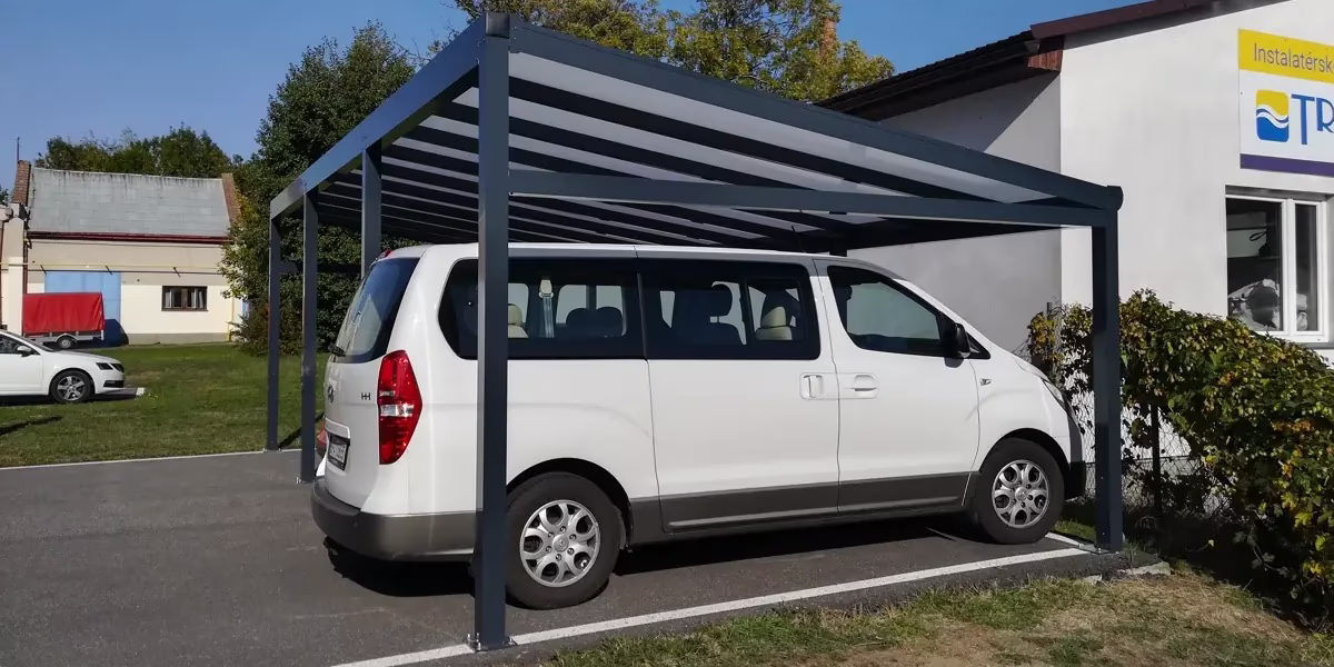 Hliníkový přístřešek na auto před rodinným domem