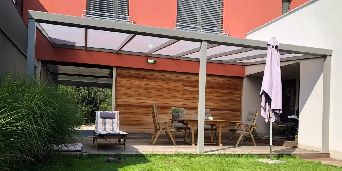 antracitová hliníková pergola u bílého domu se zahradou