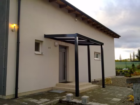 Hliníkový přístřešek nad dveře, realizace 42