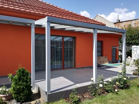 Hliníková pergola DELUXE od ALcentrum se zasklením, realizace 270