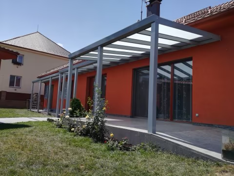 Hliníková pergola DELUXE od ALcentrum se zasklením, realizace 272