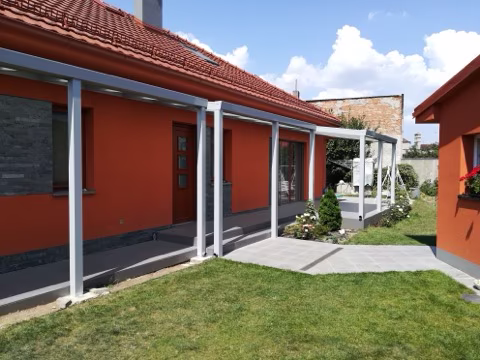 Hliníková pergola DELUXE od ALcentrum se zasklením, realizace 279