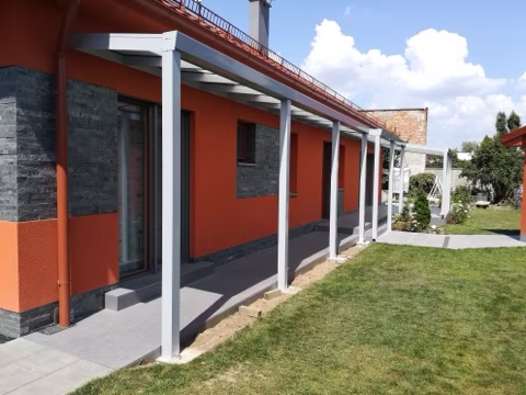 Hliníková pergola DELUXE od ALcentrum se zasklením, realizace 282