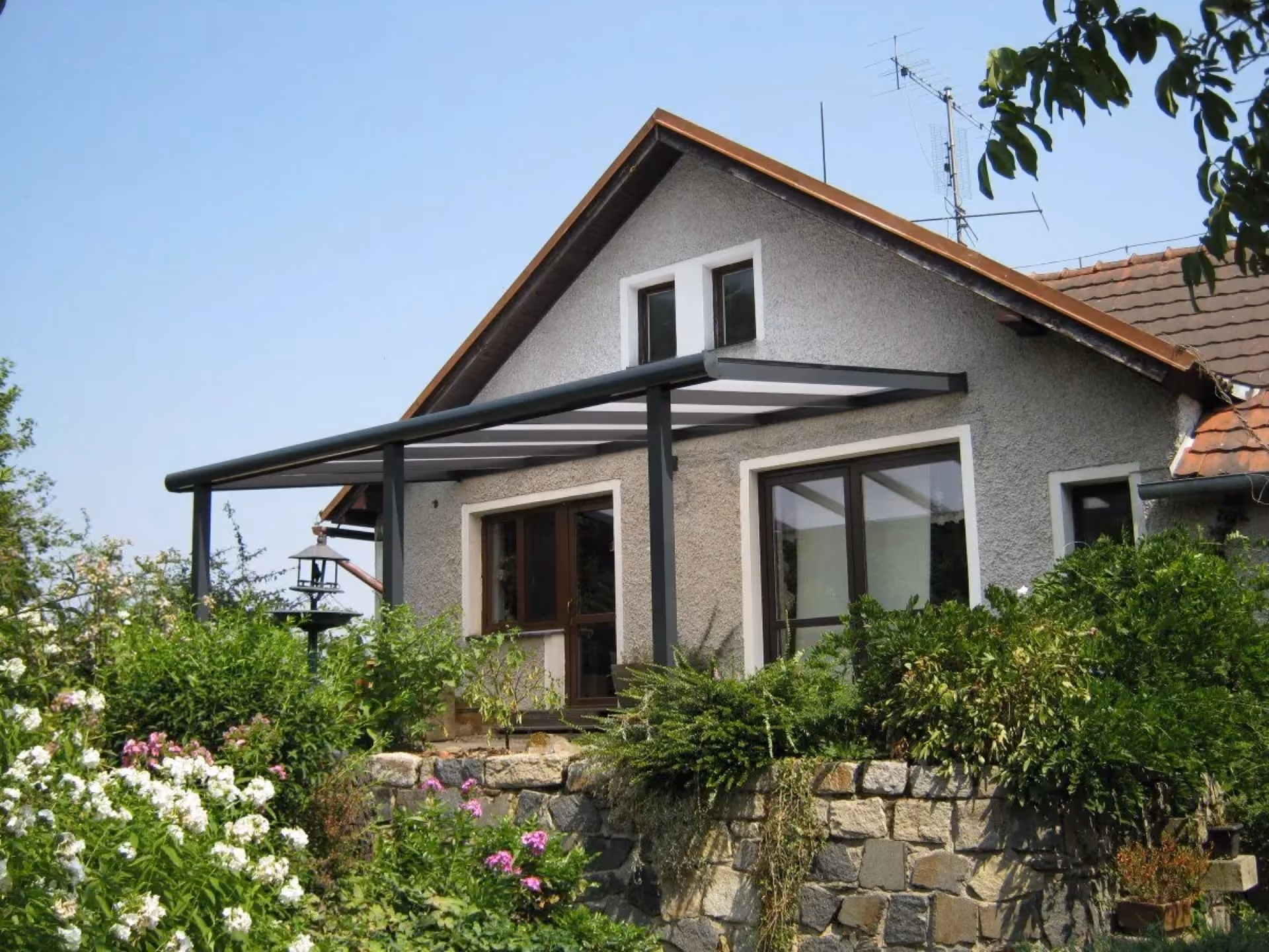 Hliníková pergola ALcentrum na české terase u rodinného domu