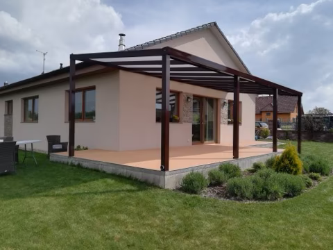 Hliníková pergola PROFI od ALcentrum nad terasou, realizace 507