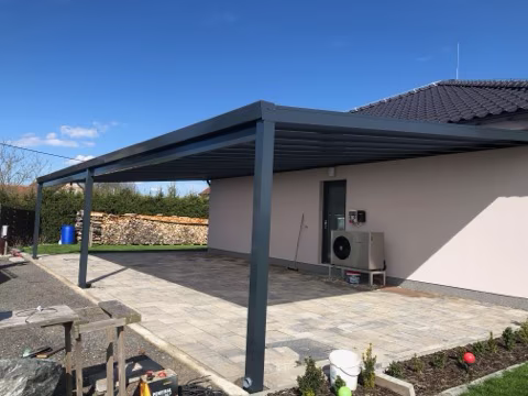 Hliníková pergola PROFI XXL od ALcentrum nad velkou terasou, realizace 13