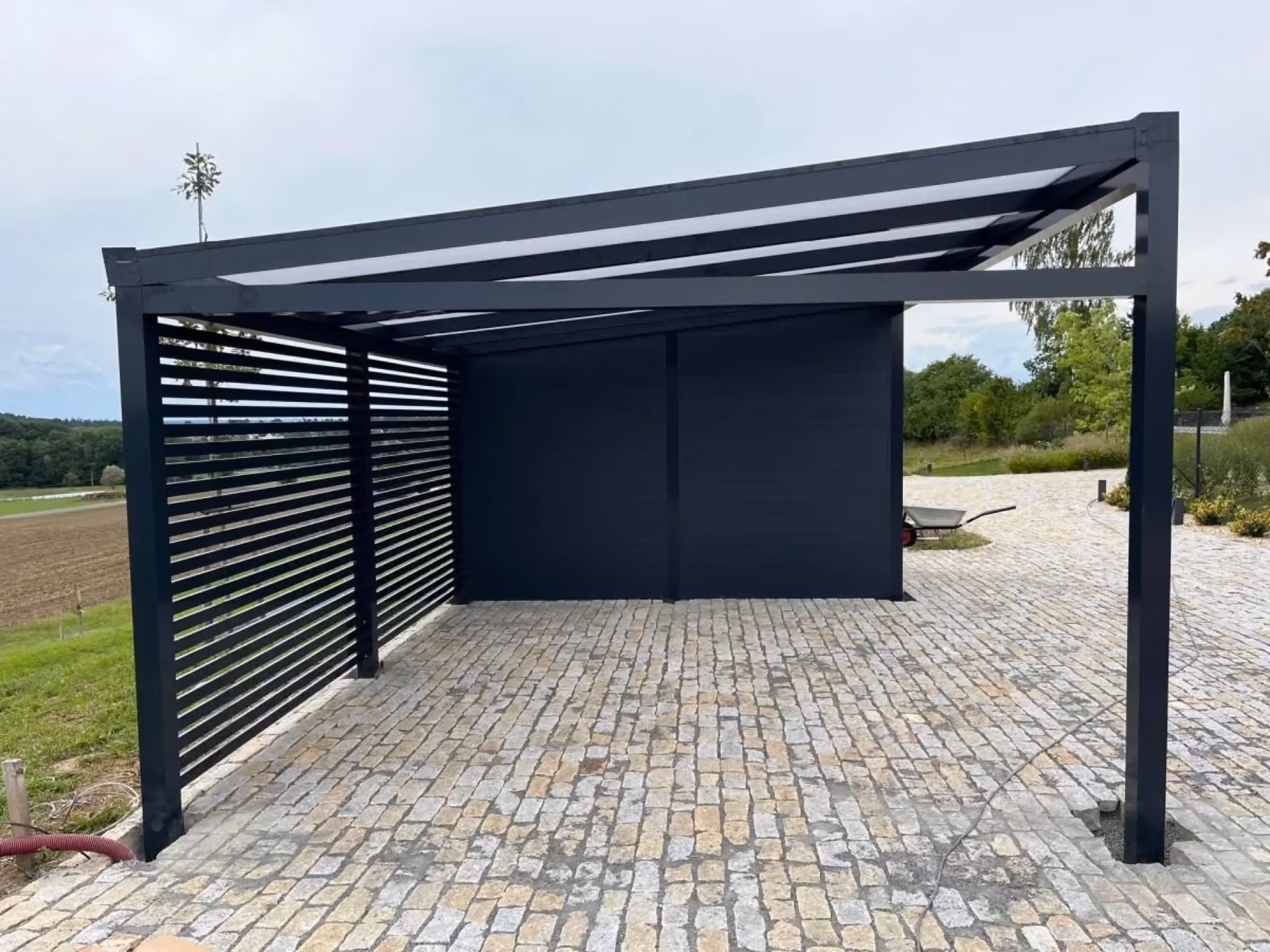Hliníkový plot ALcentrum u zahrady rodinného domu