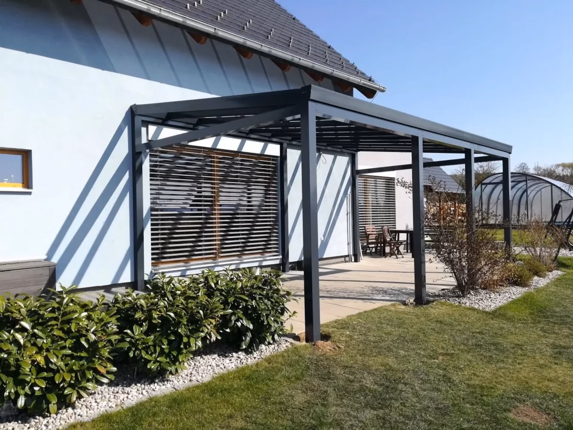 Hliníkový zahradní altánek ALcentrum na trávníku. Samonosný zahradní altán z hliníkových profilů