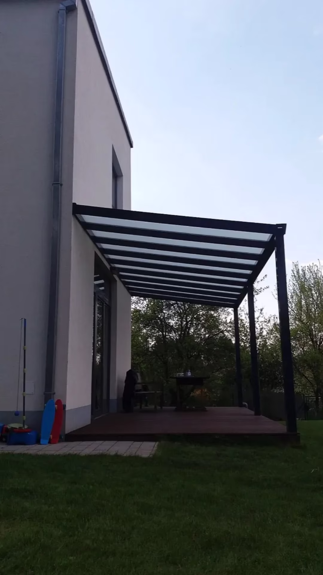 Hliníková pergola ALcentrum na české terase. Co mastnota na práškovém laku?