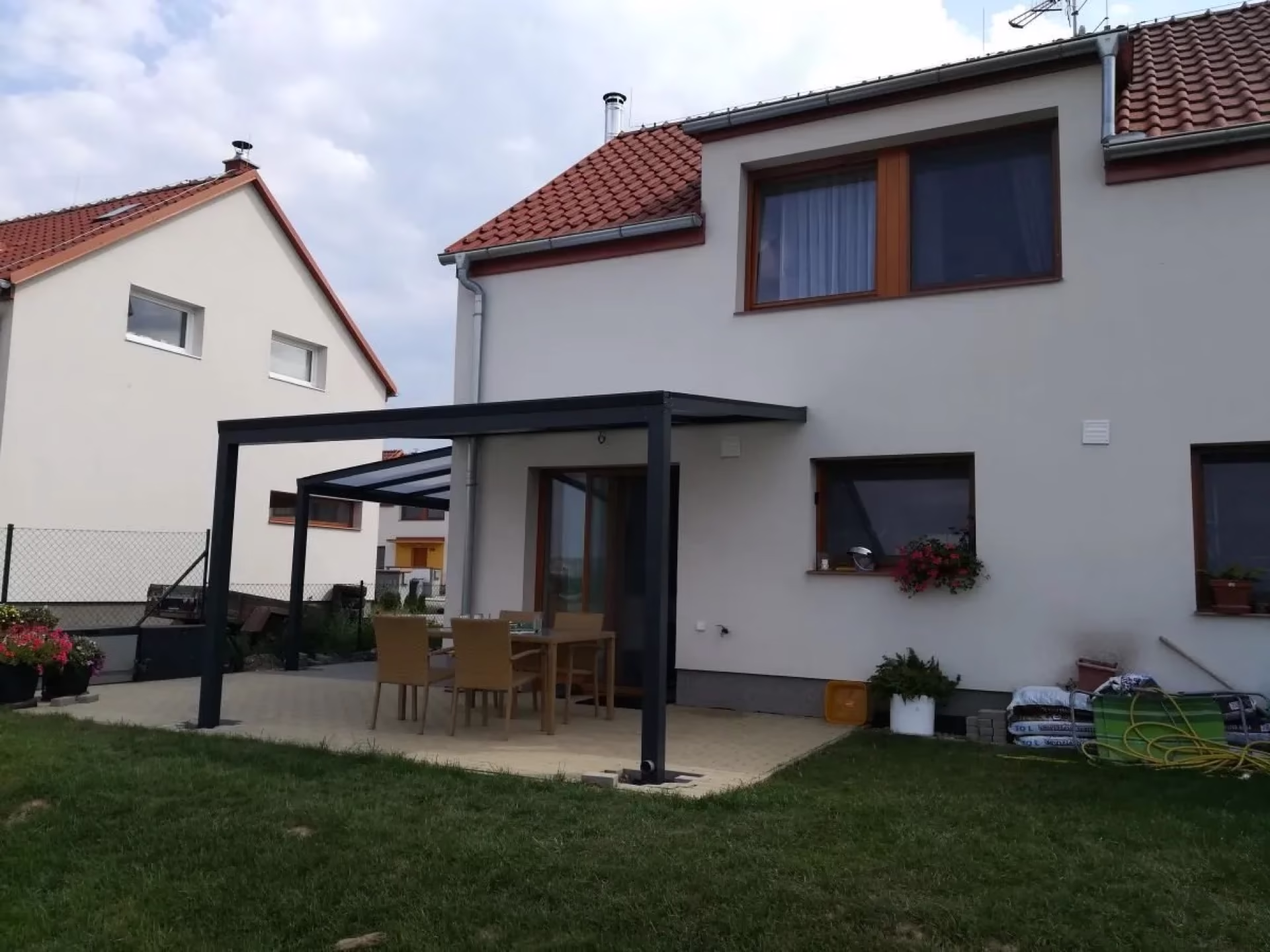 Hliníková pergola ALcentrum na české terase. Může každá pergola vzít vestavěné LED?