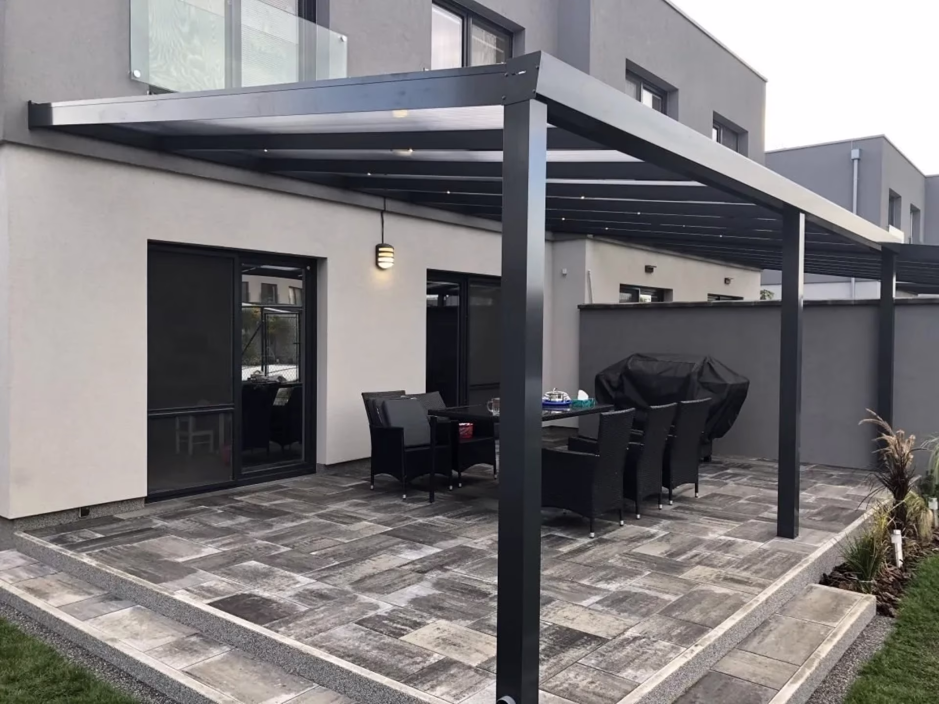 Hliníková pergola ALcentrum na české terase. Kdo ukončuje přívod?