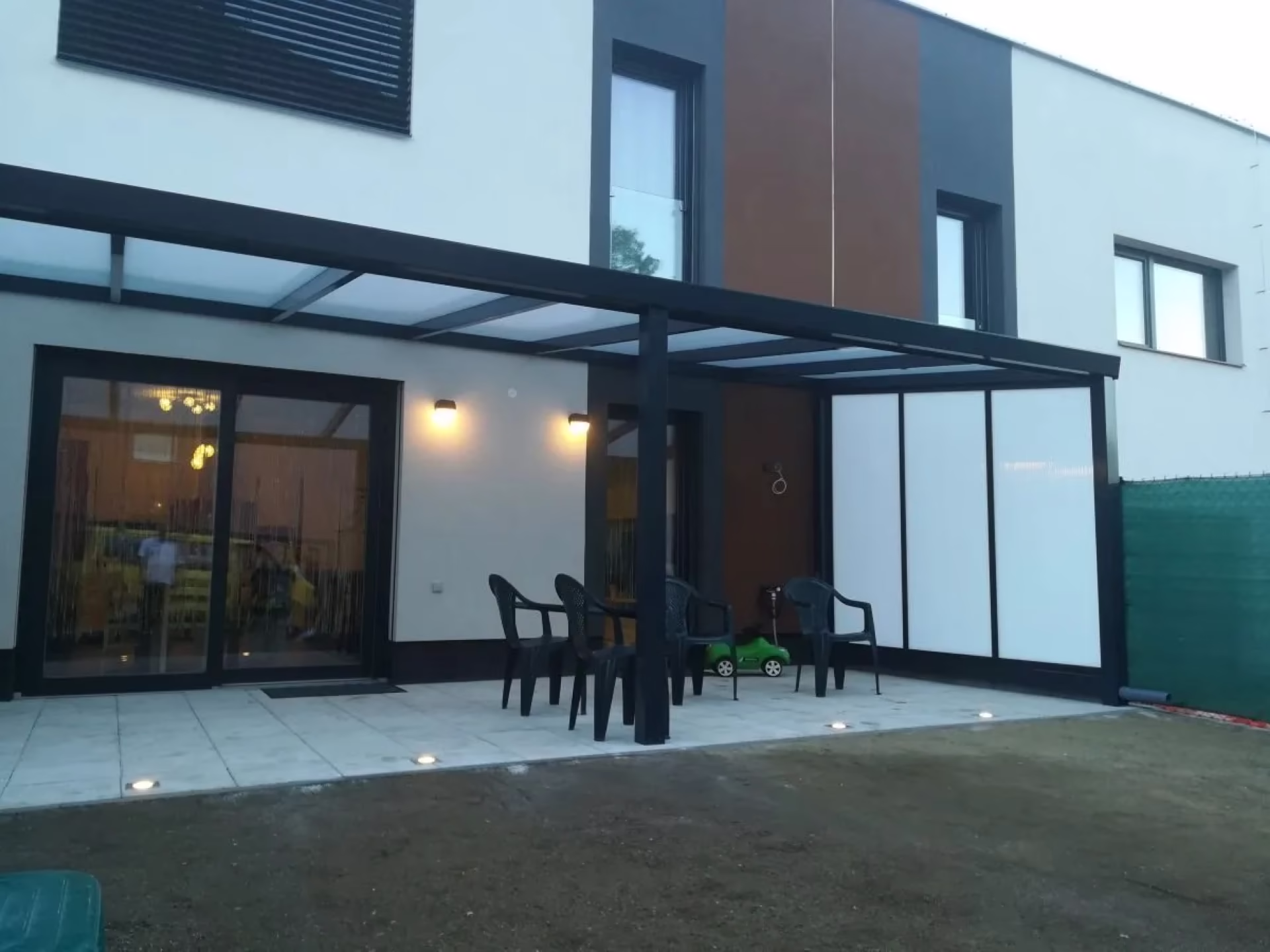 Hliníková pergola ALcentrum na české terase. Kam mají jít pára a kouř?