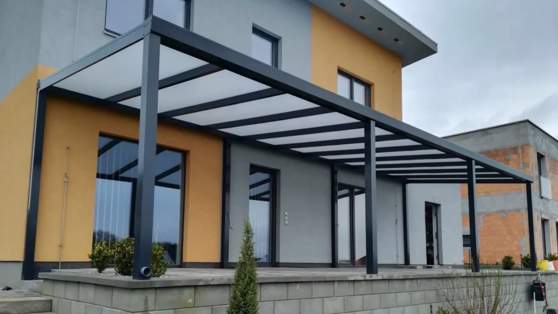 Volně stojící hliníkový zahradní altánek na trávníku