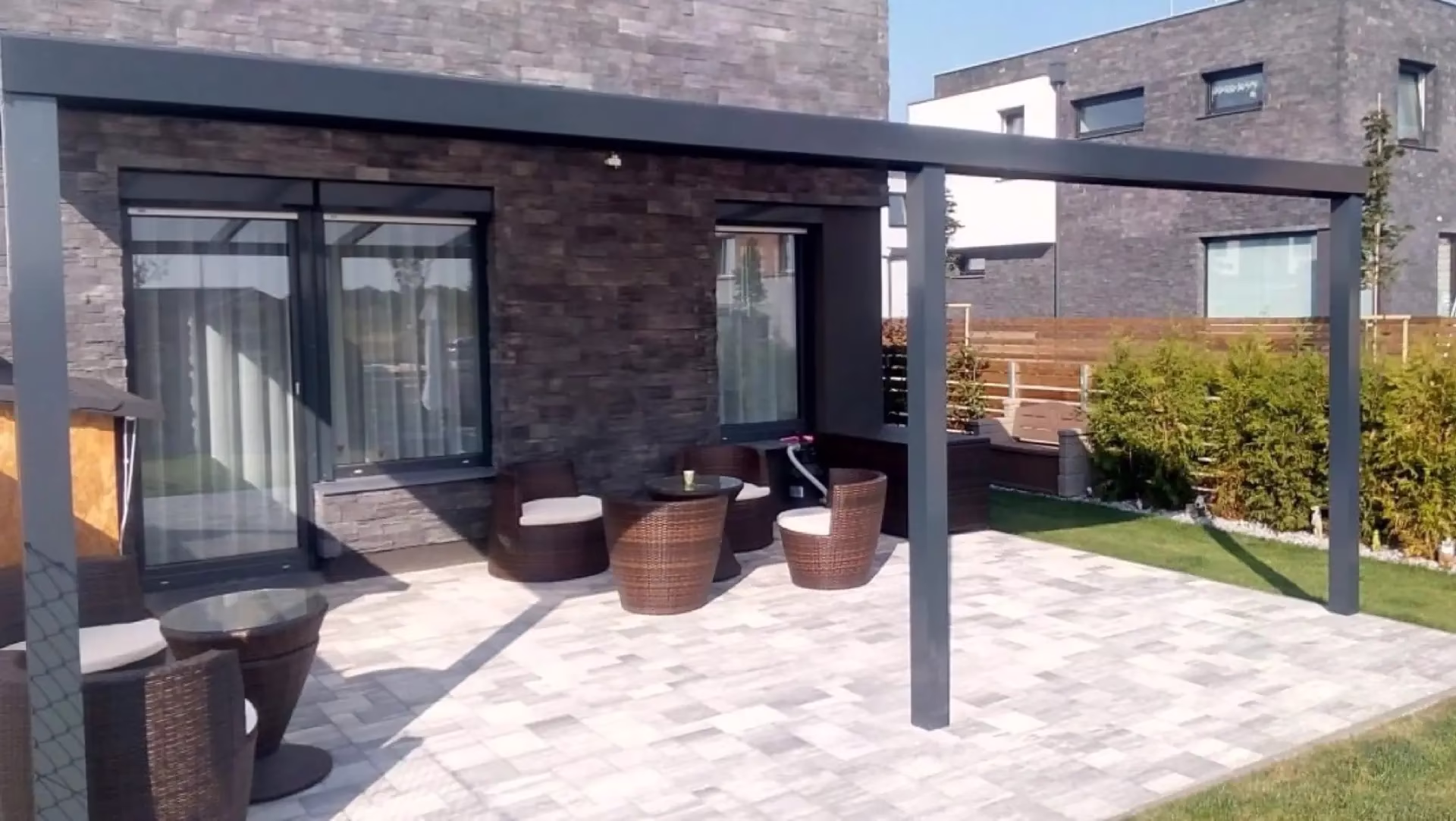 Hliníková pergola ECO nad terasou, od které se počítá cena